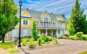 Hillside Haven: Carriage Club Resort Retreat